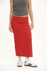 Falda midi de punto color rojo, corte ajustado y cintura alta.