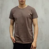 Remera marrón de algodón con cuello redondo y logo bordado en el pecho.