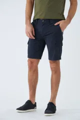 Bermuda cargo de corte recto, color azul marino, con bolsillos laterales tipo cargo, cierre de cremallera y botón, y pasacintos en la cintura.