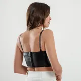 Top negro de cuero sintético con breteles finos y corte cropped.