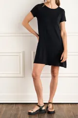 Vestido corto negro de viscosa con mangas cortas y cuello redondo.