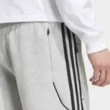 Short Adidas Spacer Teamgeist 26 Cutline color gris, con cintura elástica y cordón de ajuste. Presenta el logo del Trifolio bordado en una pierna y líneas laterales icónicas inspiradas en el fútbol con detalles gráficos.