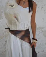 Vestido largo blanco de tirantes finos, con escote en V y falda con volados.