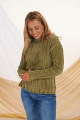 Buzo tejido de punto color verde oliva, con cuello alto y mangas largas.