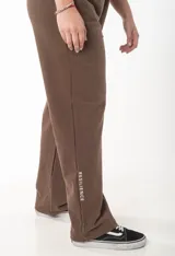 Pantalón de corte recto y estilo oversize, color tostado. Presenta bolsillos laterales y detalle de bordado en la parte inferior de la pierna. Confeccionado en tejido de algodón con elastano.