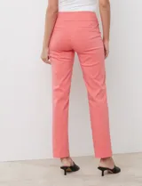 Pantalón de gabardina elastizada celeste, marca Zac & Rachel. Modelo recto con pretina ancha con faja interna modeladora, largo de pierna y costura frontal pespunteada.