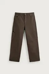Pantalón cargo de corte recto confeccionado en tejido de algodón con efecto lavado, color marrón oscuro. Presenta bolsillos laterales tipo cargo en las piernas, bolsillos frontales y cierre con botón y cremallera.