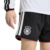 Short de fútbol Adidas de Alemania, modelo Home 2026. Diseño negro con tres tiras blancas a los costados y detalles en rojo en el ruedo.