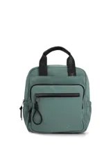 Mochila de poliéster reciclado color verde, con compartimento principal con cierre, doble bolsillo delantero con cierre, bolsillos laterales y bolsillo trasero con cierre. Incluye correas ajustables y manijas superiores con logo de la marca.