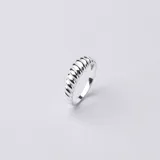 Anillo de plata 925 con diseño texturizado en relieve de estilo croissant.