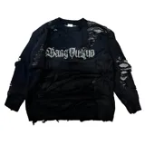Buzo de punto negro con diseño de estilo desgastado y roturas en mangas y ruedo. Presenta una estampa frontal con tipografía gótica en color gris.