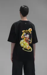 Remera negra de corte oversize con estampa frontal de Goku niño sobre la nube voladora rodeado de esferas del dragón.
