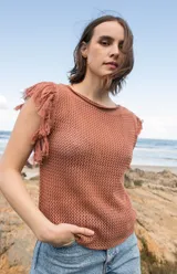 Musculosa tejida en punto calado, color violeta, con diseño sin mangas y detalle de flecos en los hombros.