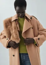 Jersey de punto grueso con cuello redondo y manga larga, de diseño recto y corte clásico.