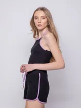 Short de punto color verde con calados y terminaciones con sesgo amarillo.