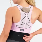 Top deportivo New Balance color rosa, con cierre frontal y tirantes anchos con detalles de líneas negras.