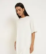 Vestido estilo camiseta de algodón, con cuello redondo, mangas cortas y diseño oversized con efecto balonê en el ruedo.