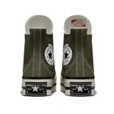 Championes Converse Chuck 70 Plus color verde oliva con detalles en blanco. Zapatilla de caña alta con cordones blancos, parche del logo en el lateral y suela de goma con plataforma segmentada en blanco y negro.