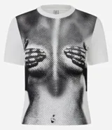 Remera blanca de algodón con cuello redondo y mangas cortas. Estampado frontal con imagen de un cuerpo femenino cubierto por manos.