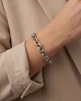 Pulsera de eslabones gruesos de acero italiano, con eslabones centrales texturizados en baño de oro.