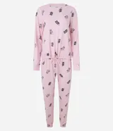 Conjunto de pijama largo color rosa con estampado de gatitos negros. Incluye una blusa de manga larga con cuello redondo y un pantalón con cintura elástica y cordón ajustable.