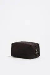 Neceser de nylon negro, de estructura blanda y forma rectangular con esquinas redondeadas. Posee cierre superior con cremallera metálica y logo de la marca en blanco en el frente.