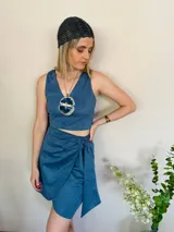 Falda corta cruzada color azul de gamuza, con lazo lateral.