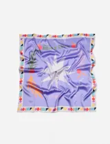 Pañuelo cuadrado de poliéster color lila con estampado de estrella blanca y borde con diseño geométrico multicolor.