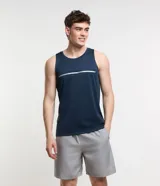 Musculosa deportiva de corte regular, confeccionada en tejido técnico con tecnología Dry para mayor transpirabilidad. Presenta cuello redondo y una banda reflectante horizontal en el pecho.