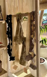 Chalina extra larga de red texturada 100% algodón color natural, con borde de fieltro nuno con lana merino extrafina.