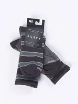 Par de medias Rusty de caña media, una de color gris oscuro con rayas horizontales en verde y lila, y otra lisa en color gris.