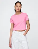 Remera corta rosa de algodón con cuello redondo y mangas cortas.