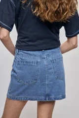 Falda de denim blanca de corte recto con bolsillos delanteros aplicados, costuras pespunteadas a contratono y cierre frontal con botón y cremallera.