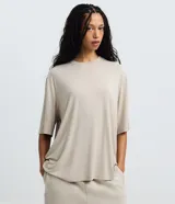 Remera oversized color beige, de manga corta y cuello redondo, confeccionada en microfibra con viscosa.