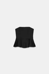 Top negro strapless con escote recto y bajo acabado en peplum. Cuenta con cierre lateral con cremallera oculta en costura.