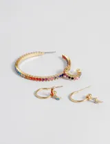 Set de aros plateados con strass multicolor, incluye un par de aros argolla grandes, un par de aros argolla pequeños con dije de luna y un par de aros pequeños con dije de estrella.