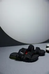 Sandalias Kenner negras con ajuste de hebilla y suela con diseño geométrico en verde militar.