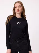 Remera de manga larga color negro, con cuello redondo y logo de la marca estampado en blanco en el centro del pecho.