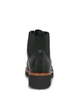 Botin acordonado de cuero negro con suela de plataforma estilo track en color negro y detalle de vira en tono madera. Presenta ojales metálicos y cordones al tono.