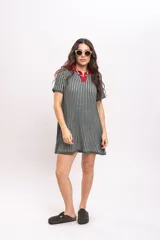 Vestido corto de tejido de punto a rayas verticales en tonos verde y gris, con mangas cortas y cuello polo rojo en contraste.