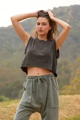 Camiseta sin mangas The Ana Tank, color gris oscuro con efecto desgastado, corte holgado y dobladillo irregular.