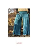 Pantalón tipo palazzo de tiro alto, confeccionado en plush de algodón con lycra. Presenta un corte amplio y fluido, con bolsillos laterales y una faja ancha en la cintura que proporciona ajuste y comodidad.