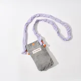 Funda para celular gris de pana con correa de tela lila.