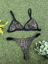 Conjunto de bikini con estampado animal print en tonos verde y negro. El corpiño es de triángulo fijo con tazas soft incluidas y la bombacha es colaless regulable.