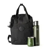 Bolso matero negro de poliéster con doble cierre, correa regulable y asas fijas. Tiene dos bolsillos externos con cierre, un bolsillo interno con cierre y dos abiertos. Cuenta con compartimentos para notebook y matero.