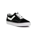 Championes urbanos Pony de lona negra con detalles en blanco y suela de goma blanca.