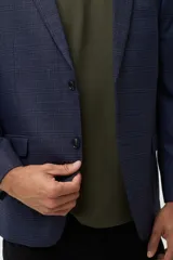 Blazer azul marino con estampado a cuadros, de corte clásico, con solapas de muesca, cierre de dos botones y bolsillos delanteros con solapa.