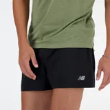 Short de running negro con calzoncillo interior incorporado, tecnología NB DRY de secado rápido, cintura elástica con cordón y bolsillo interno para llaves.
