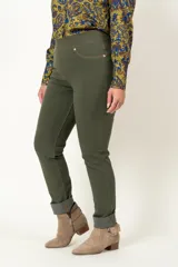 Calza verde militar de jean, sin cierre, con faja en la cintura, falsos bolsillos delanteros y bolsillos traseros con detalle de pespuntes.