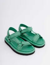 Sandalias de cuero color suela con plataforma track negra y tiras anchas con hebillas ajustables.